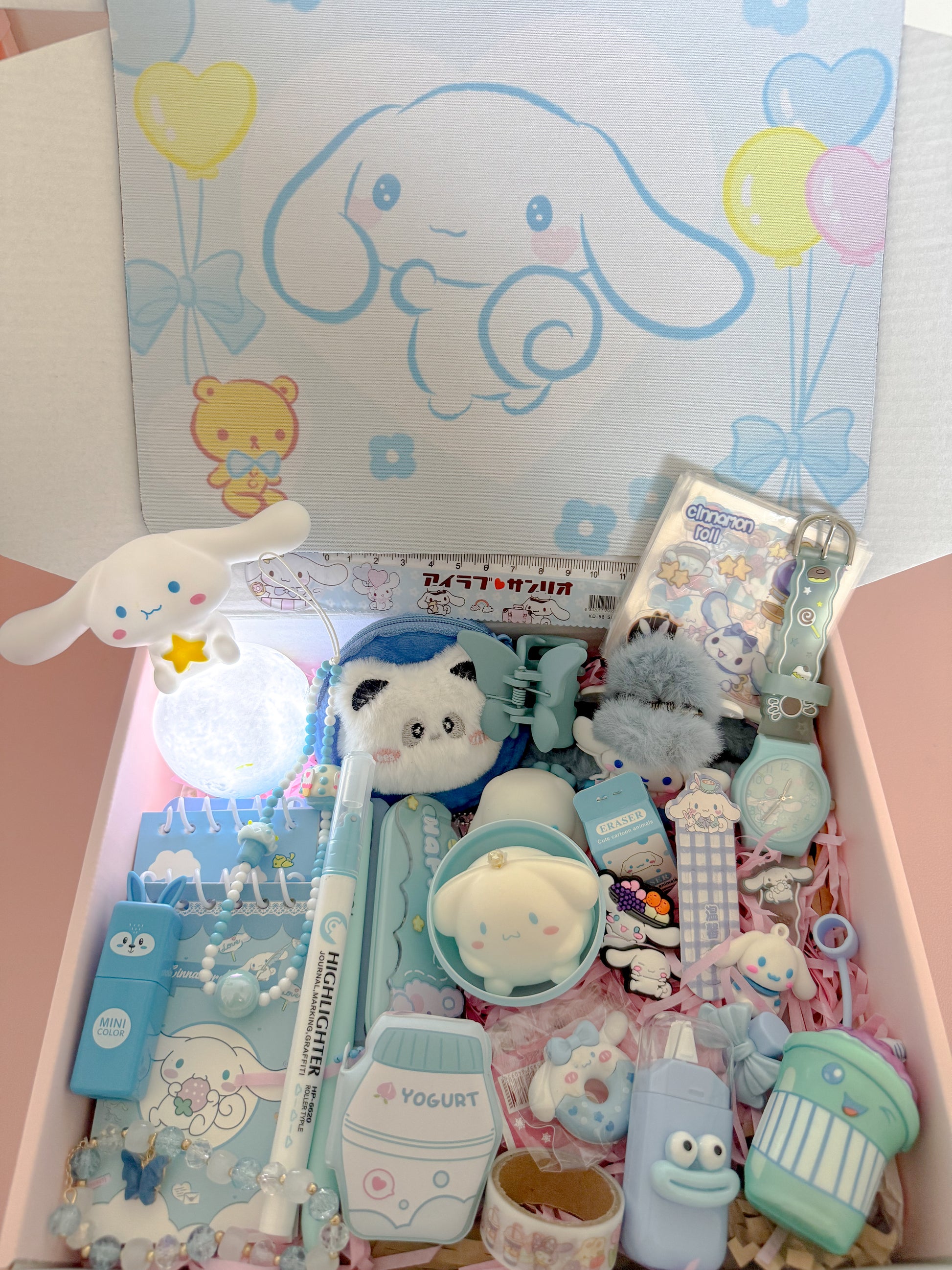 Kawaii-themed Cinnamonroll stationery set with plush toys and stationery items in a box.